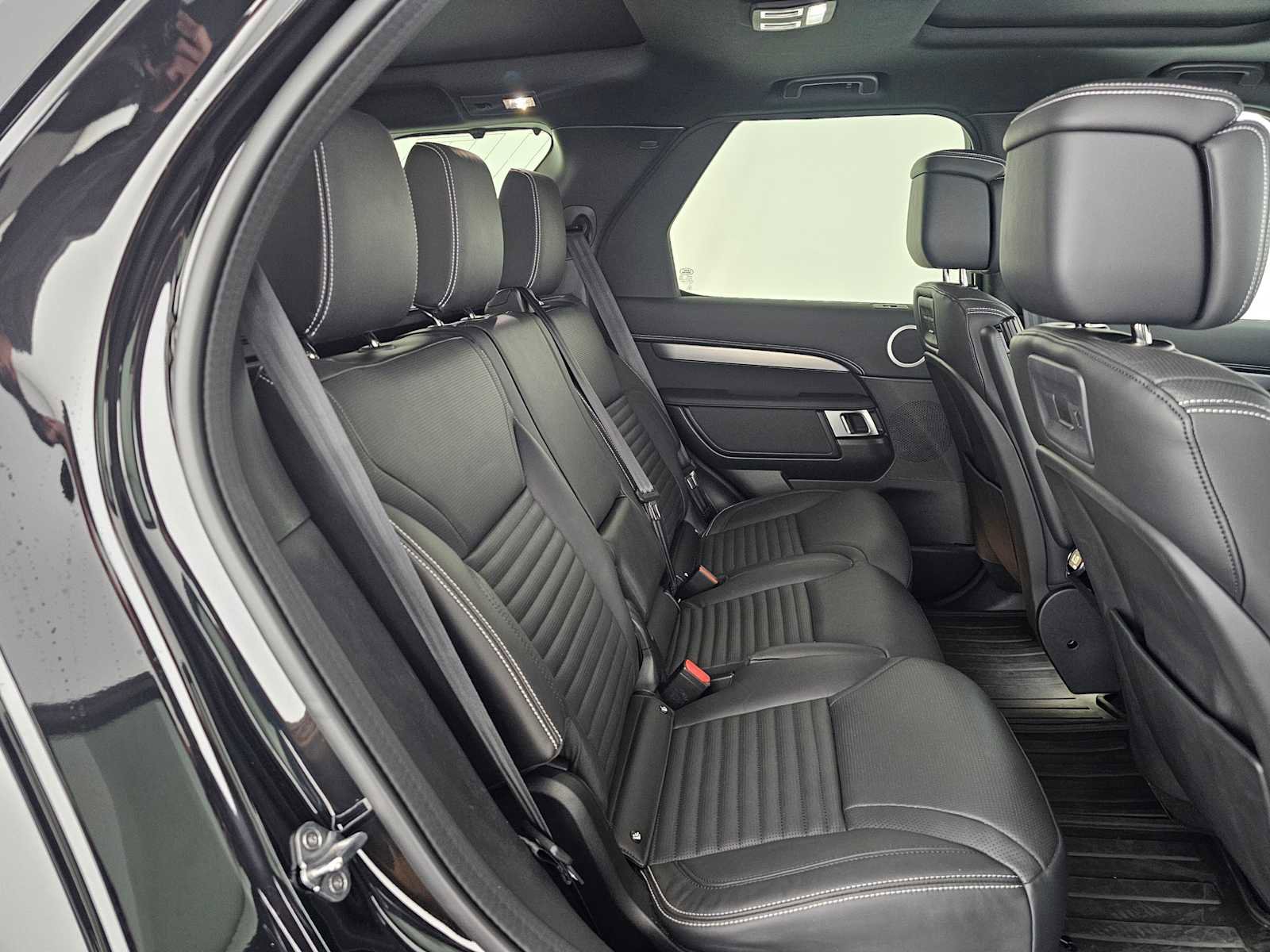 Used 2025 Land Rover Discovery Dynamic SE image 12