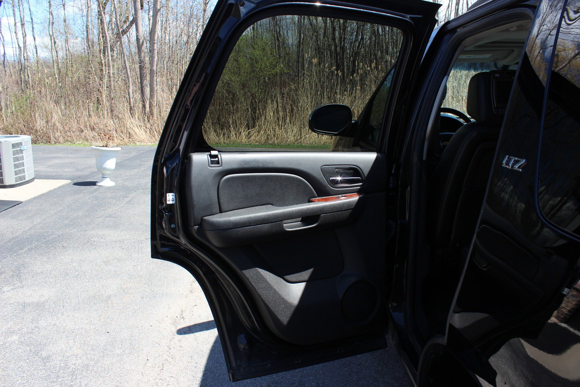 Used 2014 Chevrolet Tahoe LTZ AWD/4WD image 30