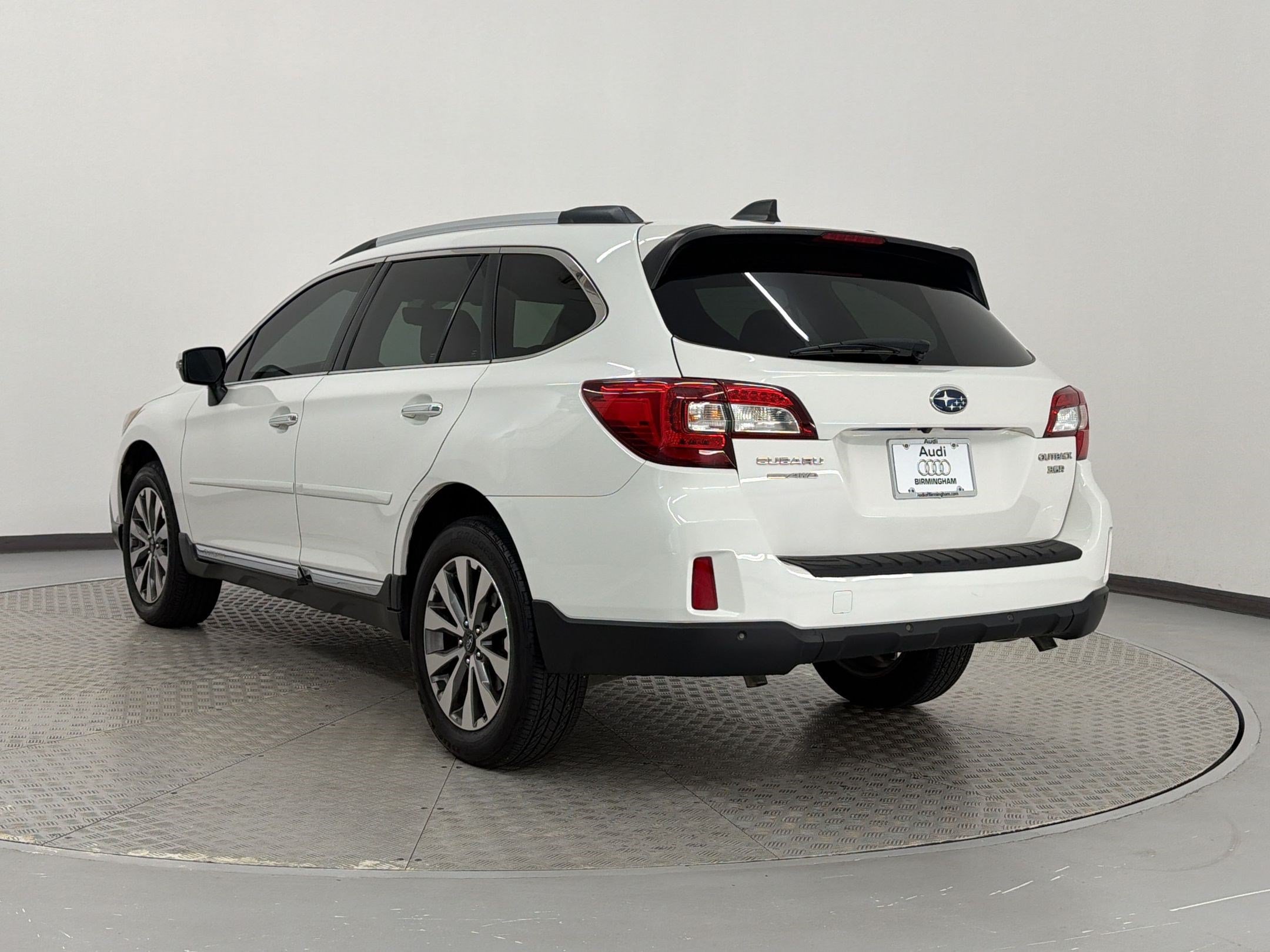Used 2017 Subaru Outback 3.6R Touring AWD/4WD image 3