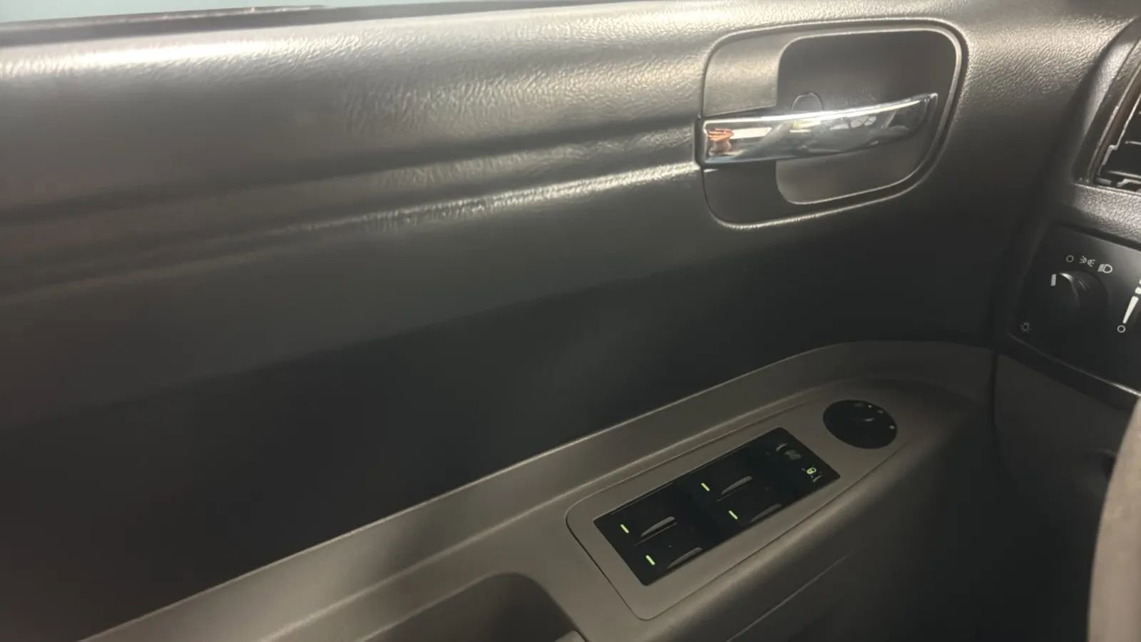 Used 2007 Chrysler 300 RWD image 15