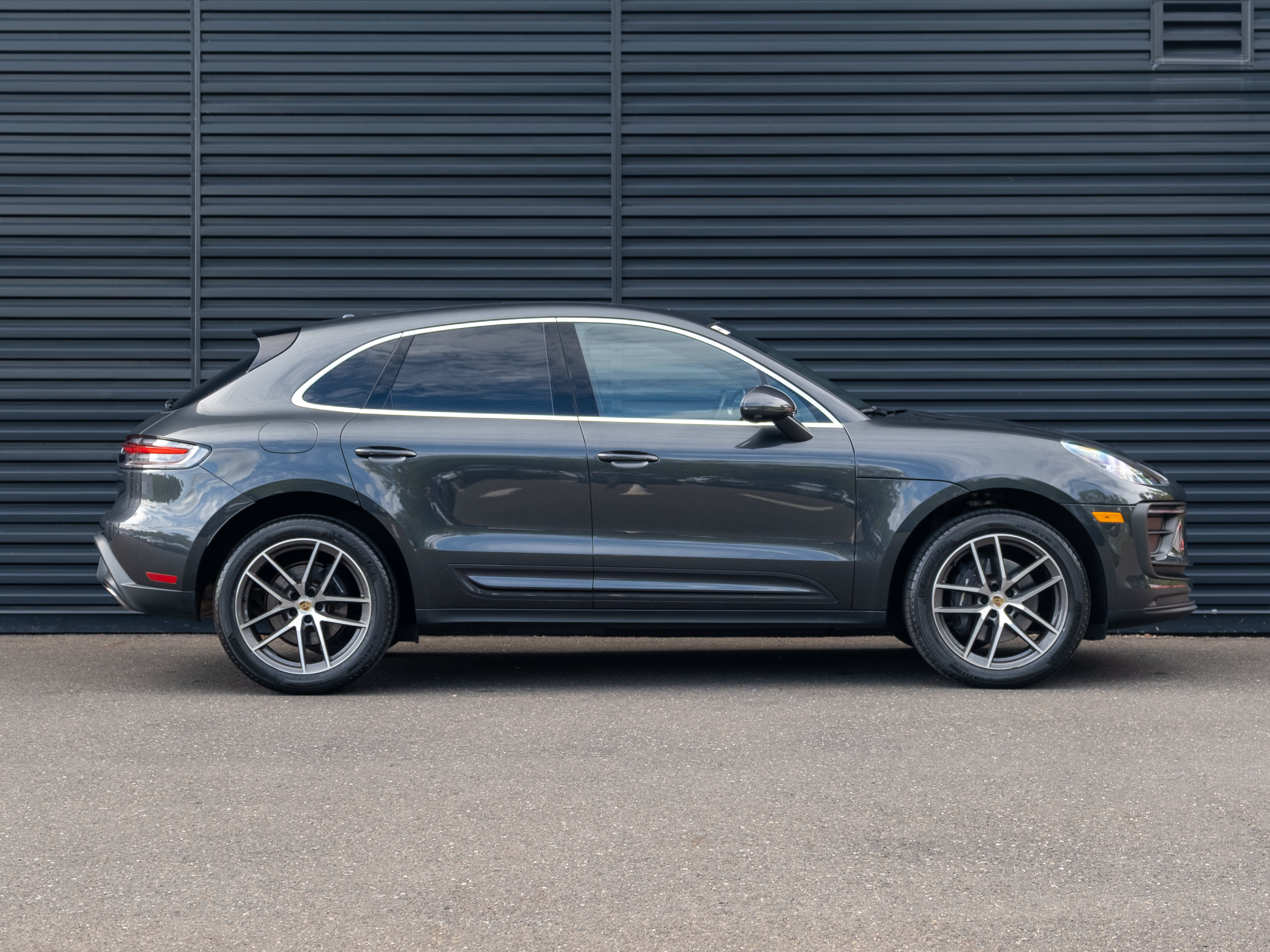 Certified 2023 Porsche Macan AWD/4WD image 9