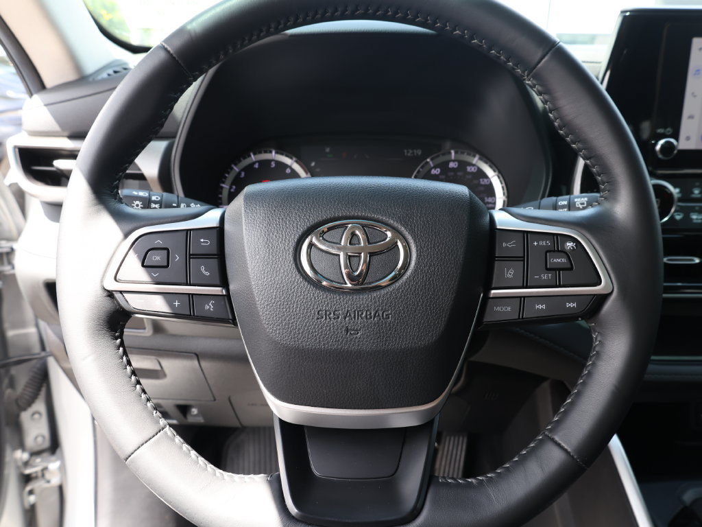 Used 2024 Toyota Highlander LE FWD image 32