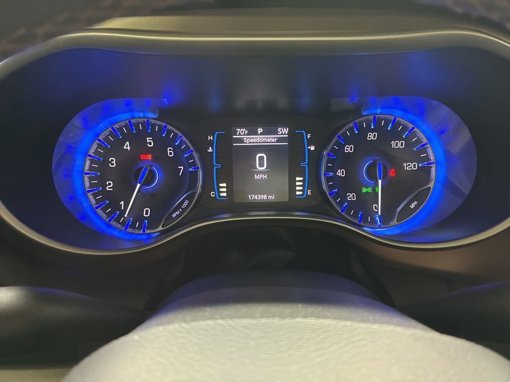 Used 2017 Chrysler Pacifica Touring-L w/ Tire & Wheel Group FWD image 17