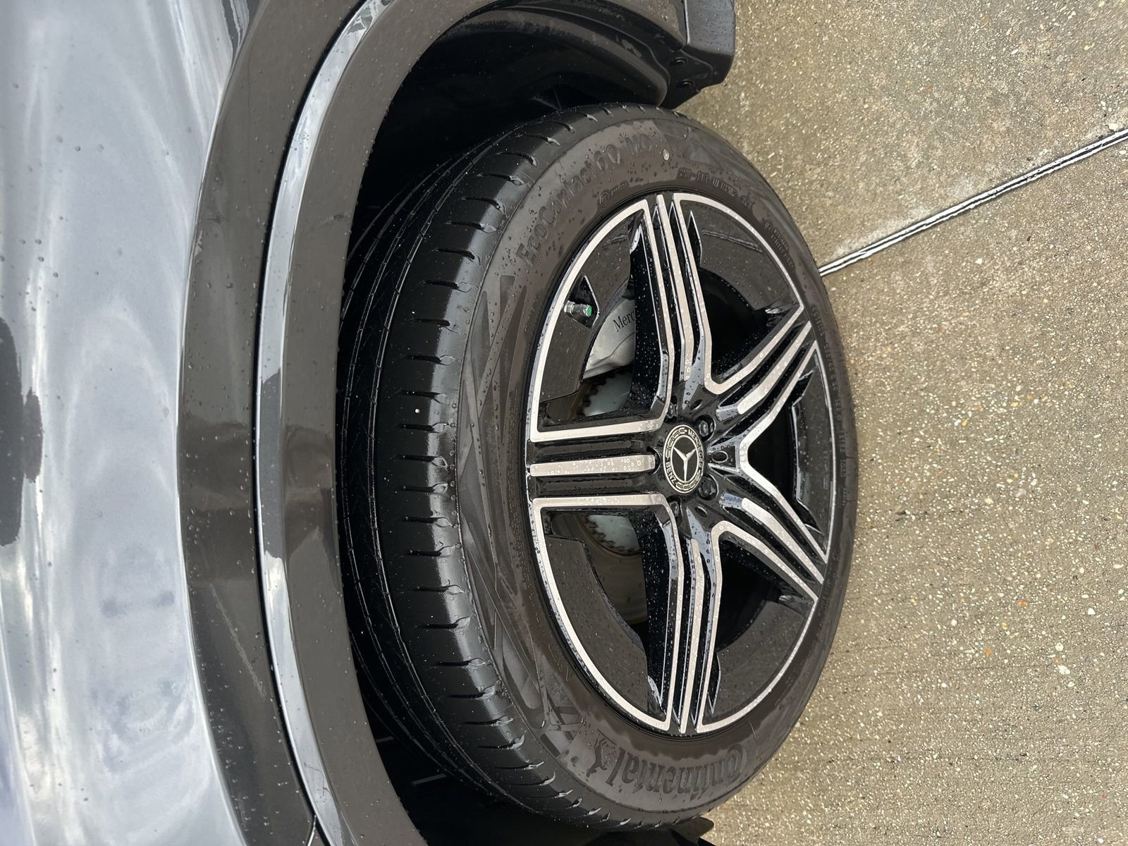 Used 2025 Mercedes-Benz GLC 300 4MATIC image 2