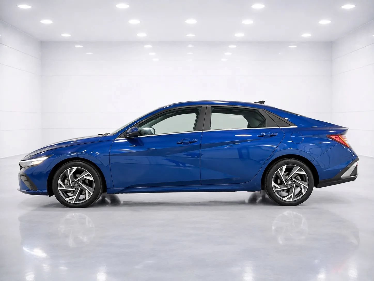 Used 2025 Hyundai Elantra SEL FWD image 2