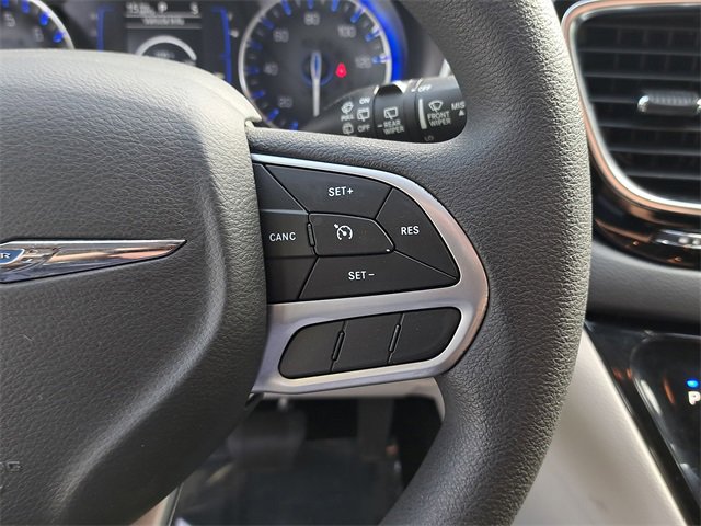 Used 2020 Chrysler Voyager L image 24
