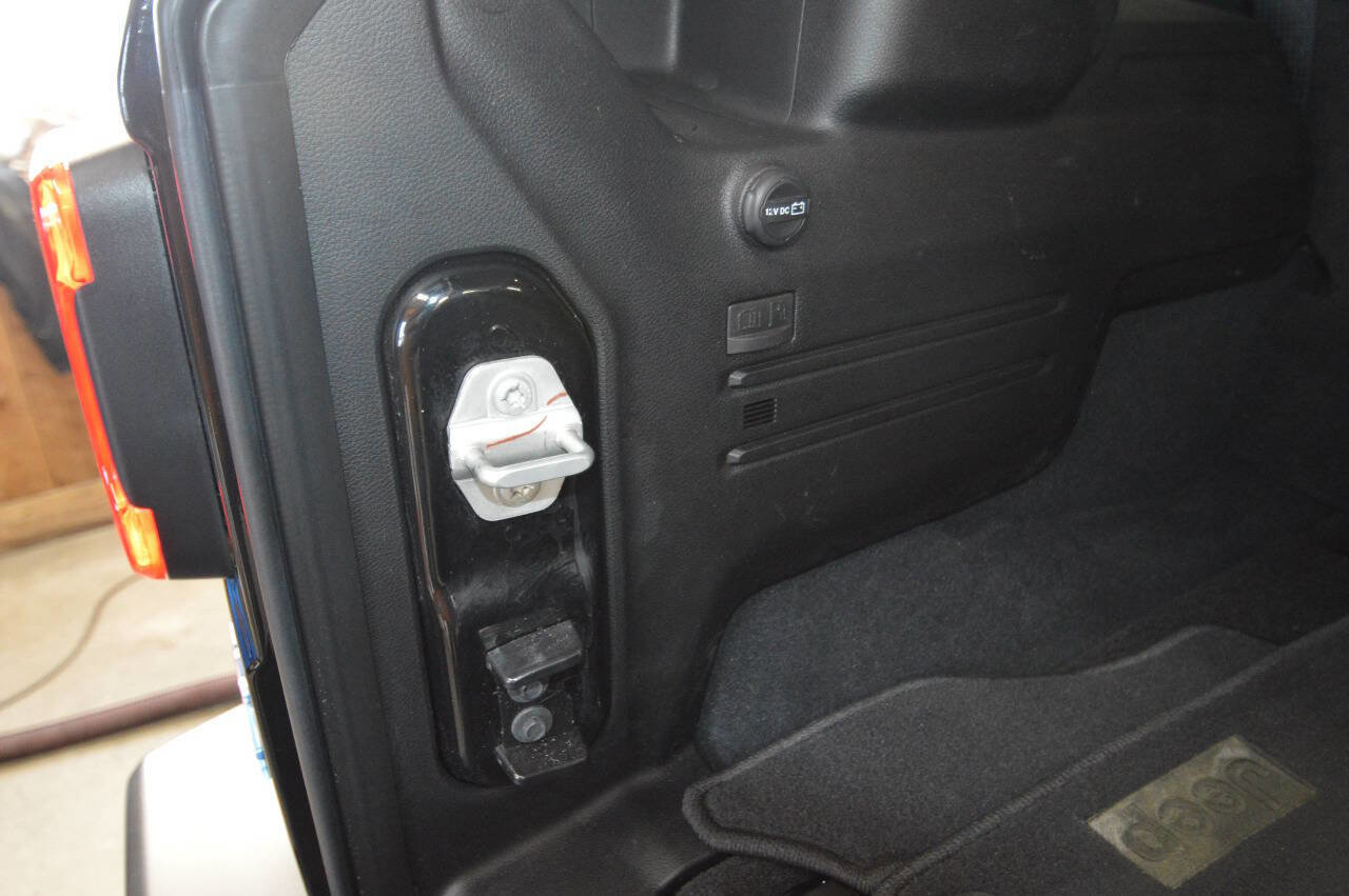 Used 2024 Jeep Wrangler Unlimited Sahara w/ Dual Top Group image 23