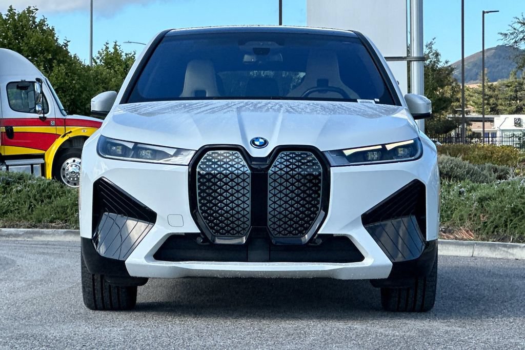 Used 2024 BMW iX xDrive50 w/ Sport Package AWD/4WD image 8