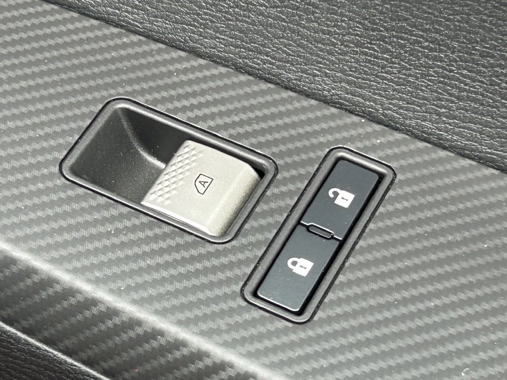 Used 2025 Mitsubishi Outlander 4WD Plug-In Hybrid image 37