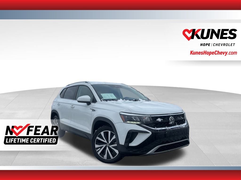 Used 2024 Volkswagen Taos SE image 1