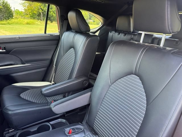 Used 2023 Toyota Highlander XSE FWD image 12