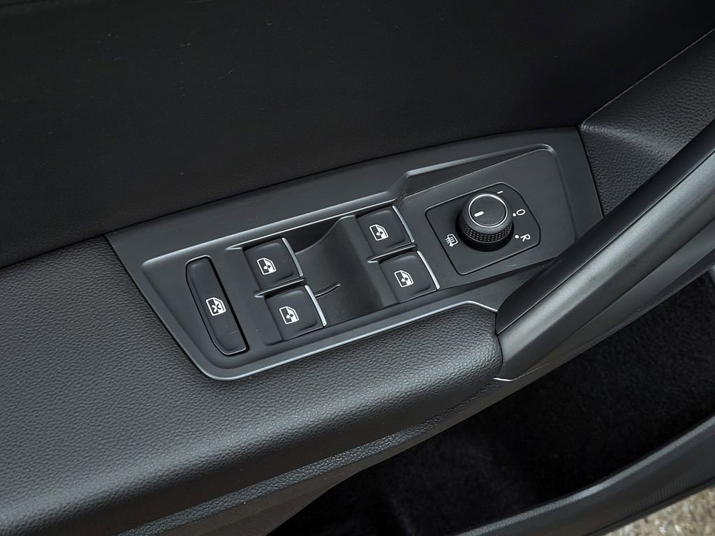 Used 2021 Volkswagen Tiguan SE R-Line image 12