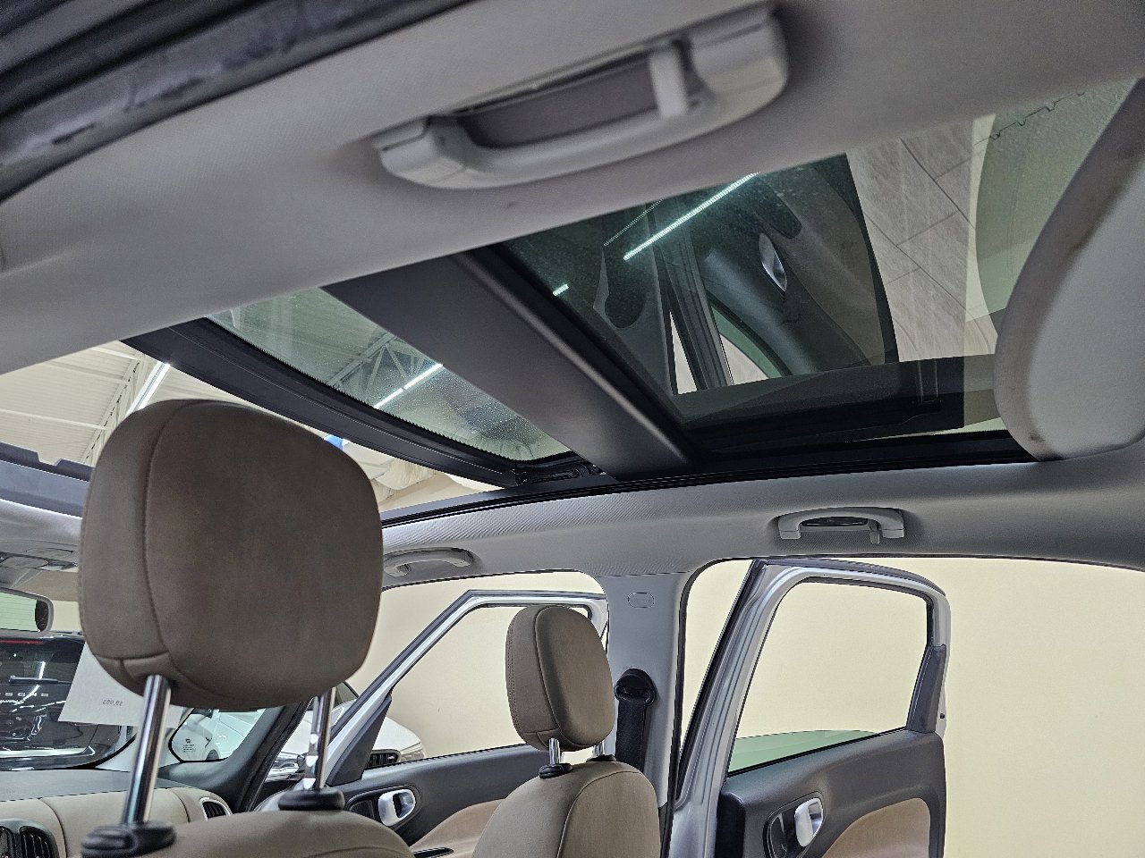 Used 2017 FIAT 500L Lounge w/ Premium Package image 34