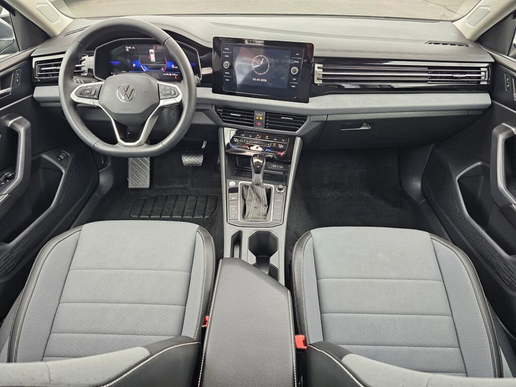 Certified 2025 Volkswagen Jetta SE w/ Sunroof Package image 10