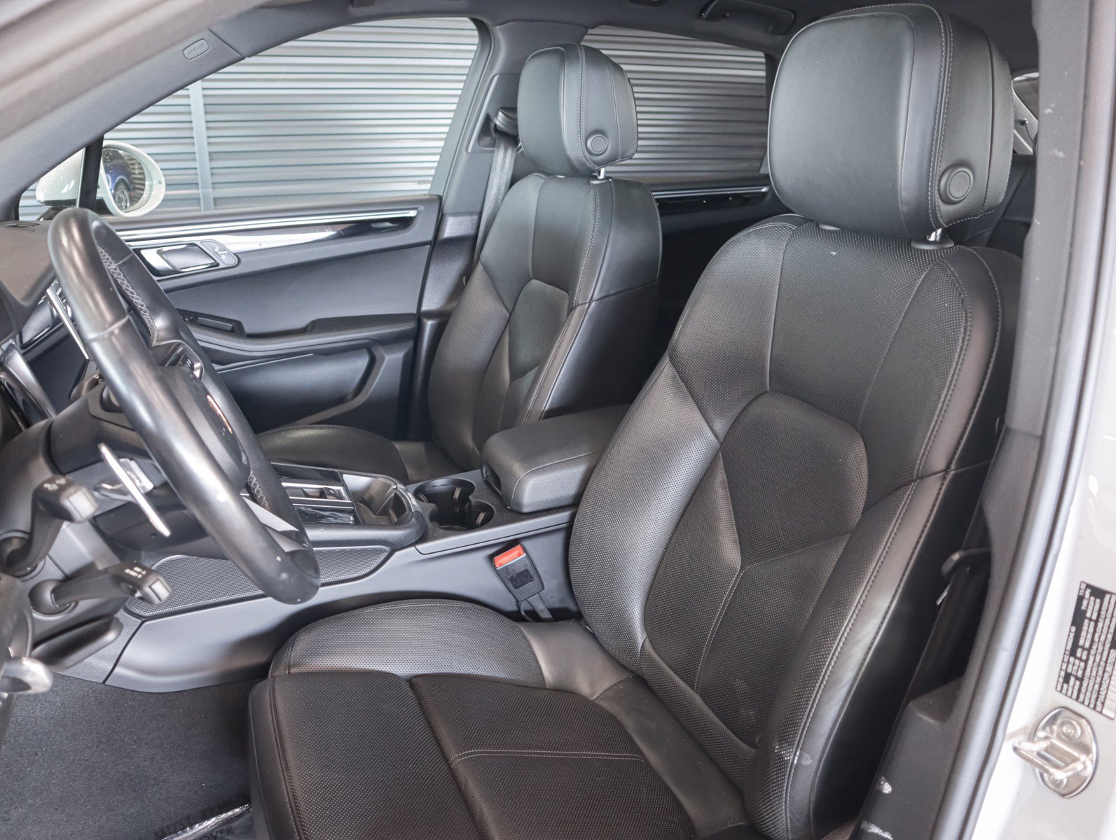 Certified 2023 Porsche Macan image 5