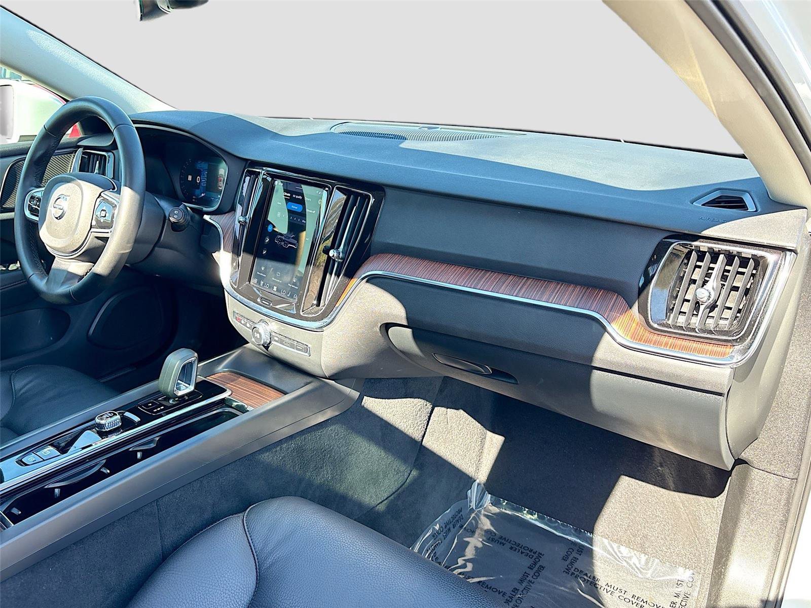 Used 2025 Volvo V60 B5 Cross Country Plus image 31