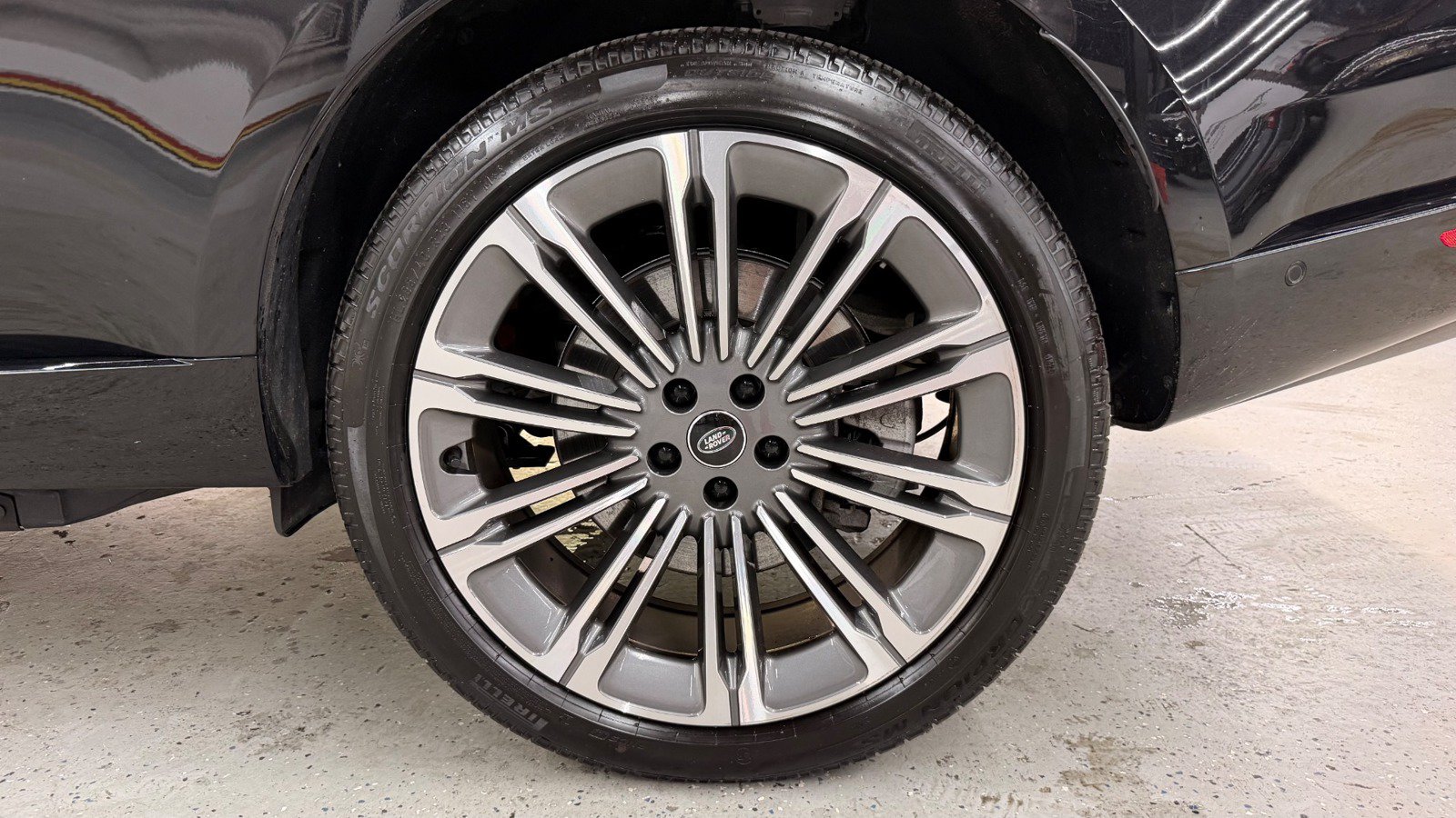 Used 2025 Land Rover Range Rover SE AWD/4WD image 9