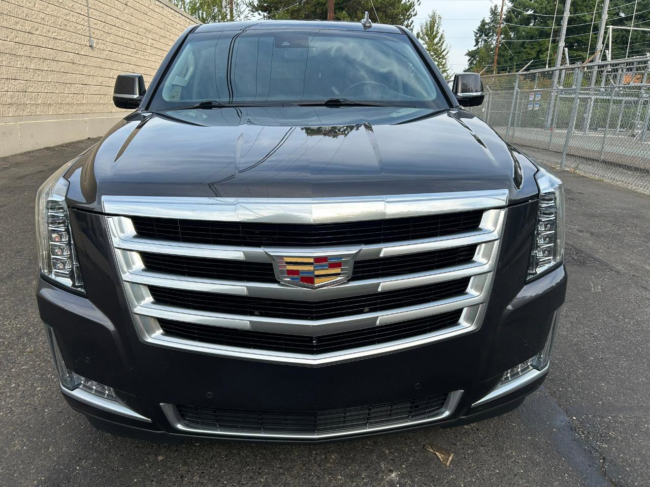 Used 2018 Cadillac Escalade ESV Luxury AWD/4WD image 2
