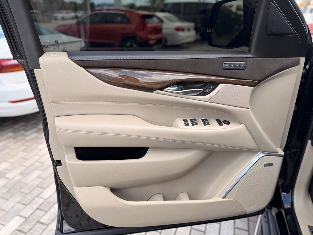 Used 2018 Cadillac Escalade ESV Luxury RWD image 10