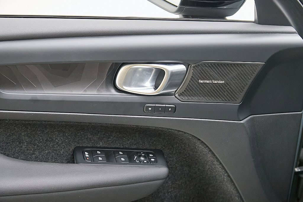 Certified 2023 Volvo XC40 Recharge Ultimate image 12