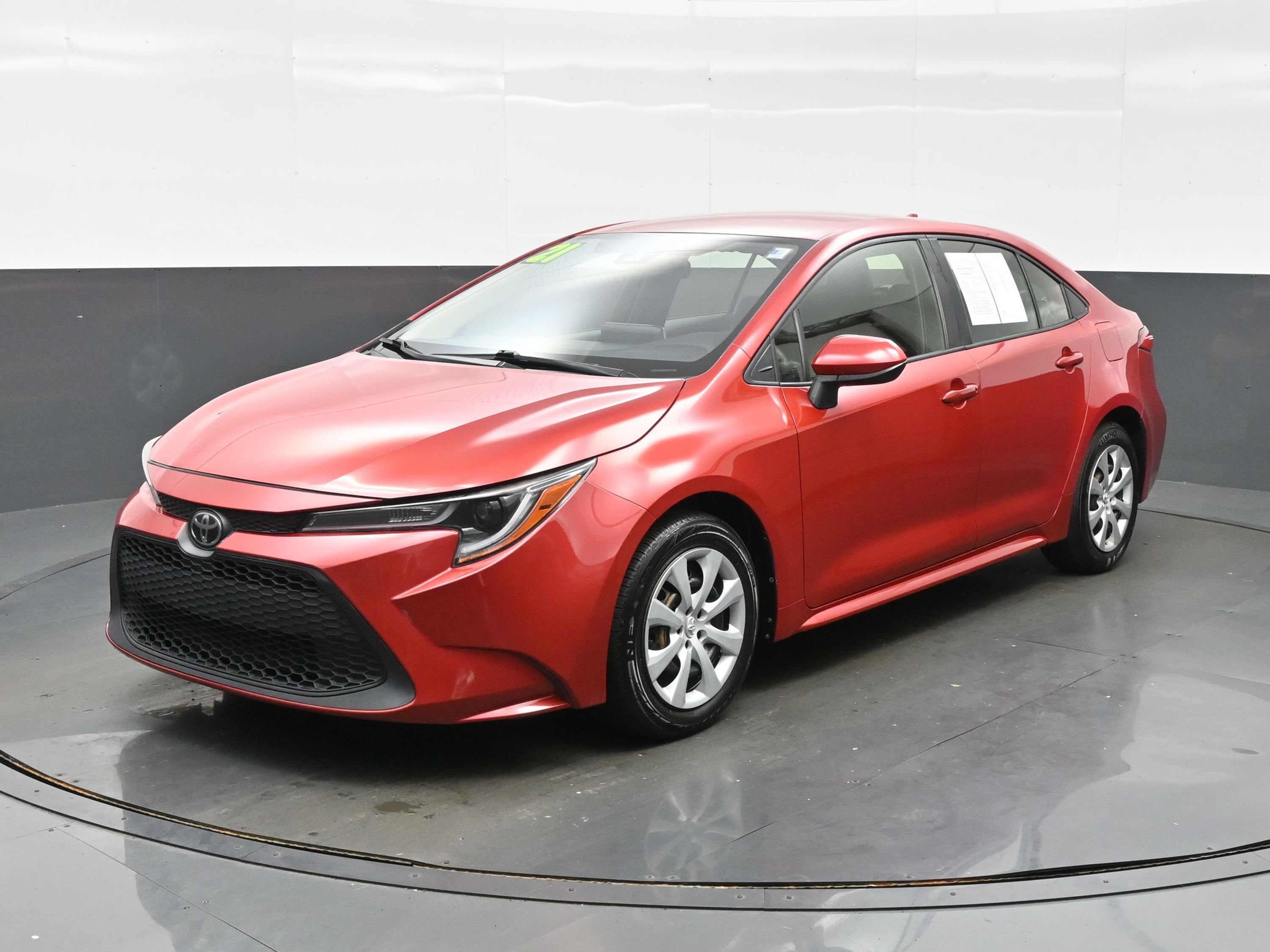 Used 2021 Toyota Corolla LE FWD image 2