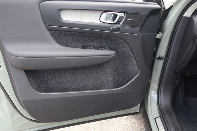 Used 2023 Volvo XC40 B5 Ultimate w/ Protection Package Premier image 10