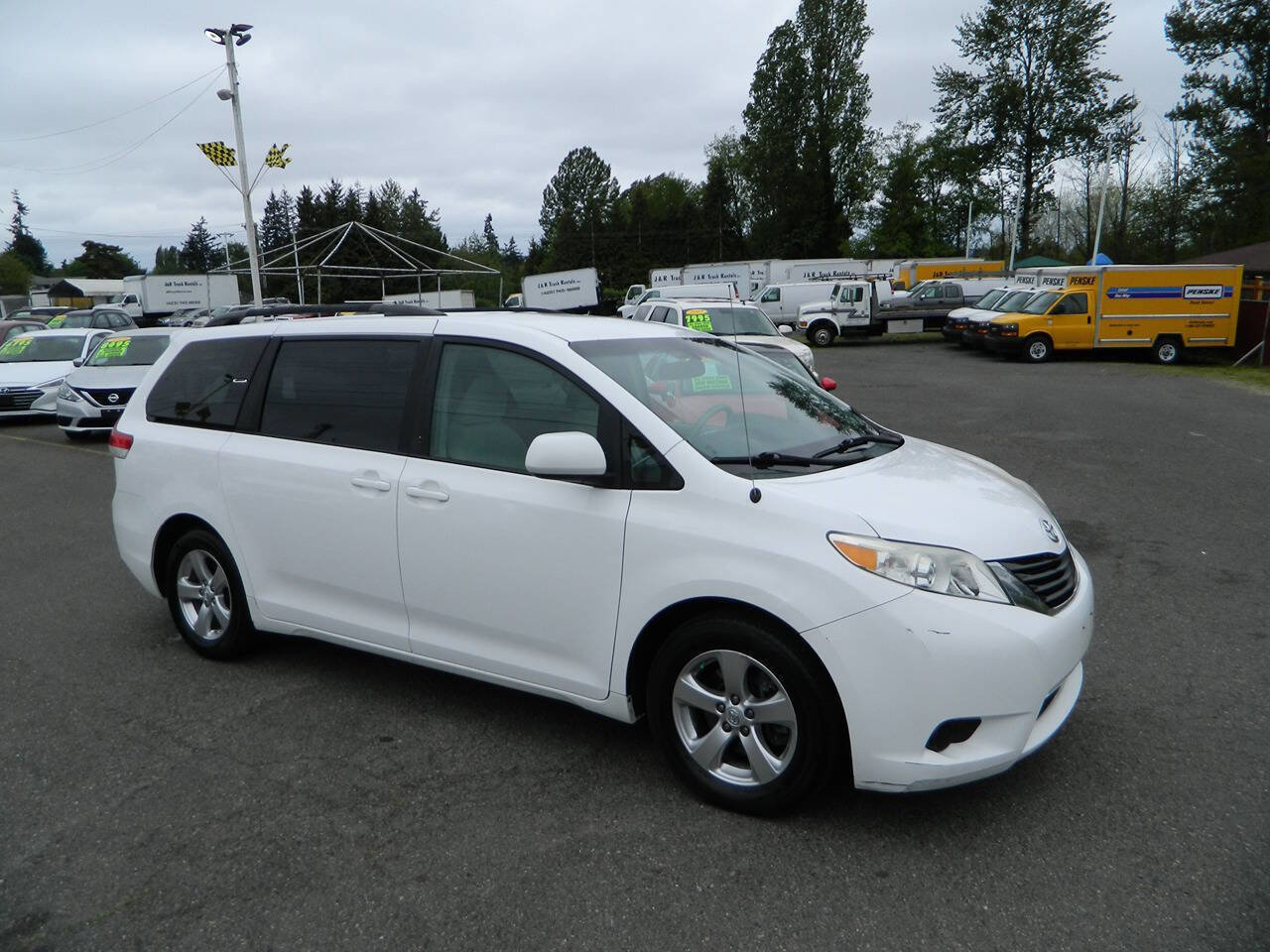 Used 2013 Toyota Sienna LE FWD image 2