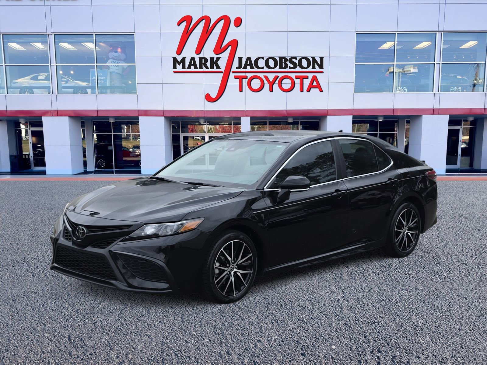 Used 2023 Toyota Camry SE image 1