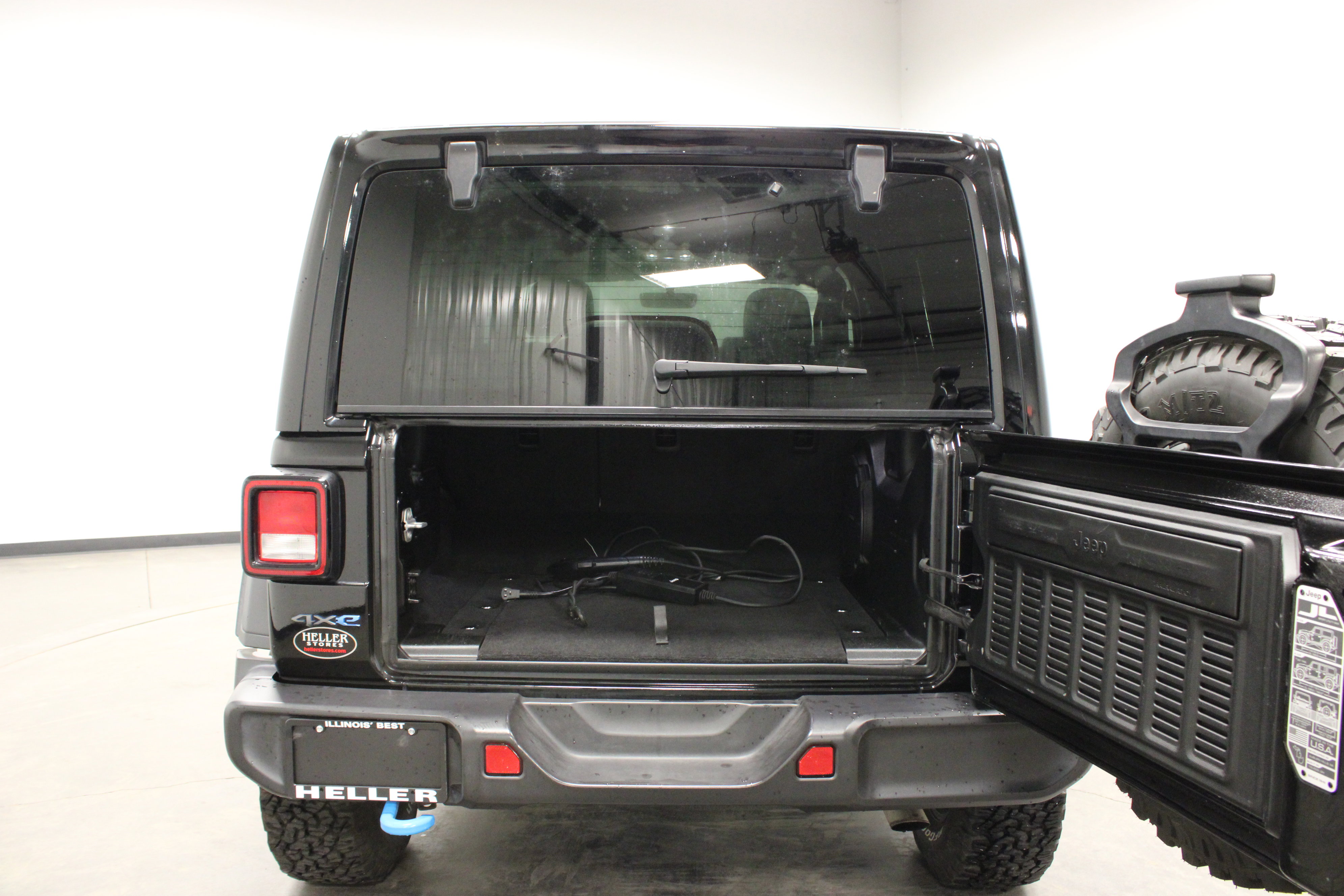 Used 2023 Jeep Wrangler Unlimited w/ 8.4" Radio Group image 14