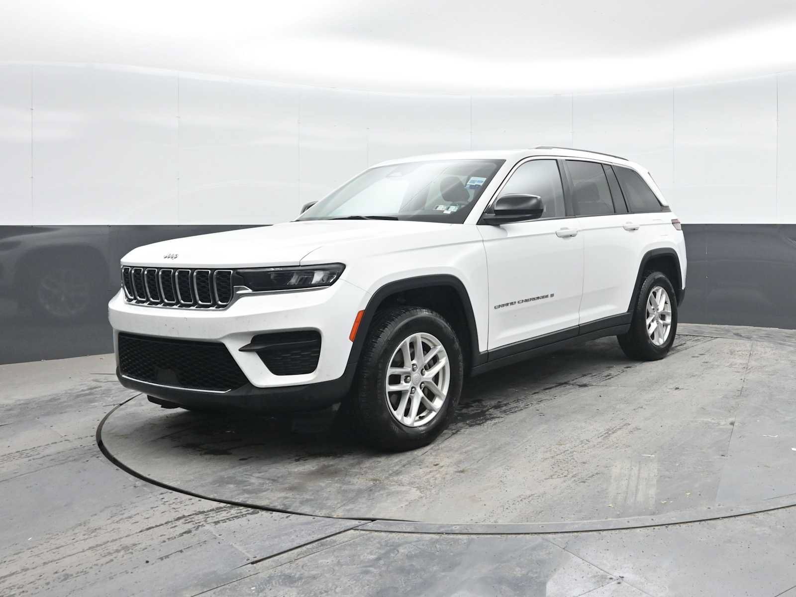 Used 2023 Jeep Grand Cherokee Laredo AWD/4WD image 5