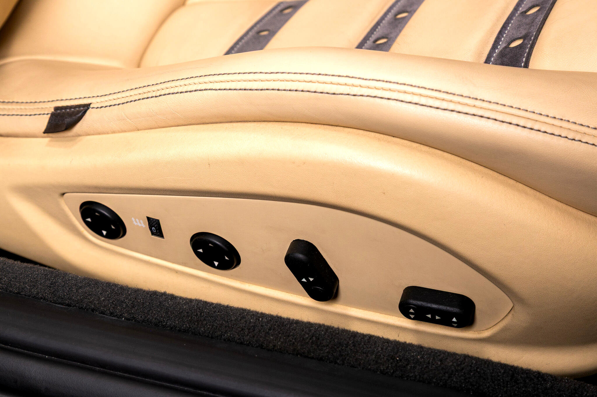 Used 2011 Ferrari California image 29