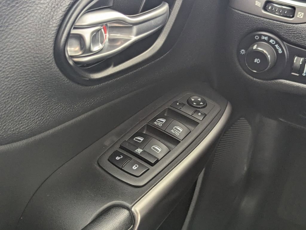 Used 2021 Jeep Cherokee Latitude Lux w/ Comfort/Convenience Group image 18