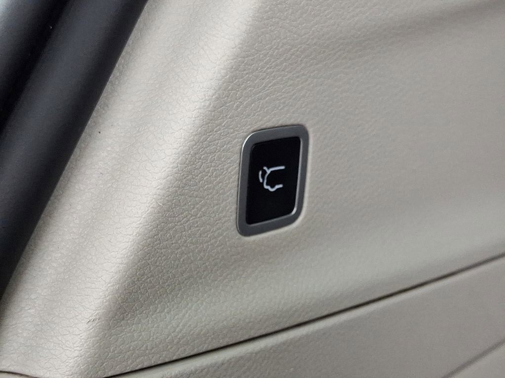 Used 2023 Chrysler Voyager LX image 30