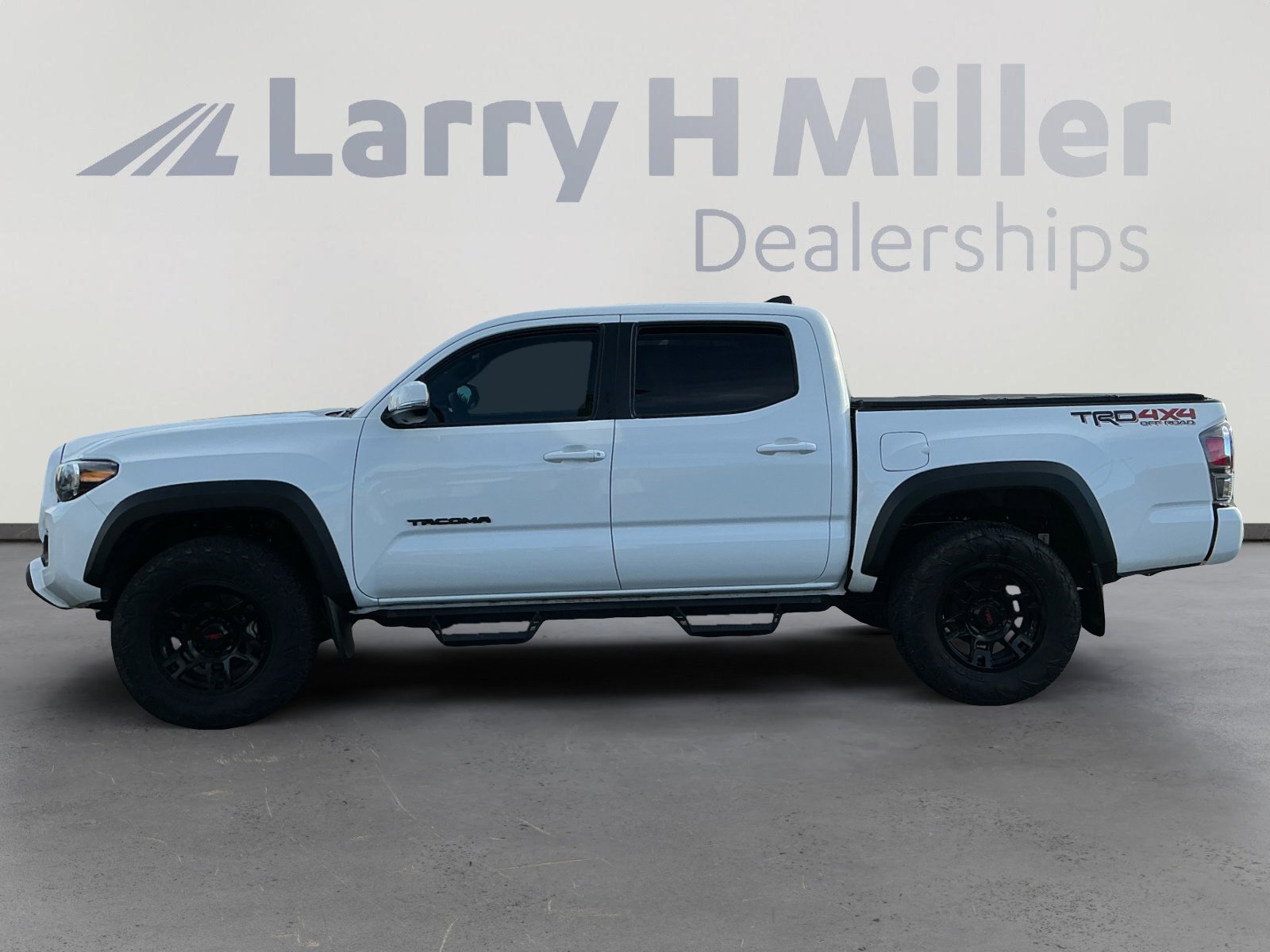 Used 2023 Toyota Tacoma TRD Off-Road image 2
