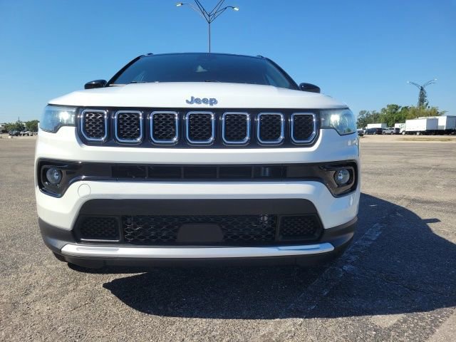 Used 2023 Jeep Compass Limited AWD/4WD image 3