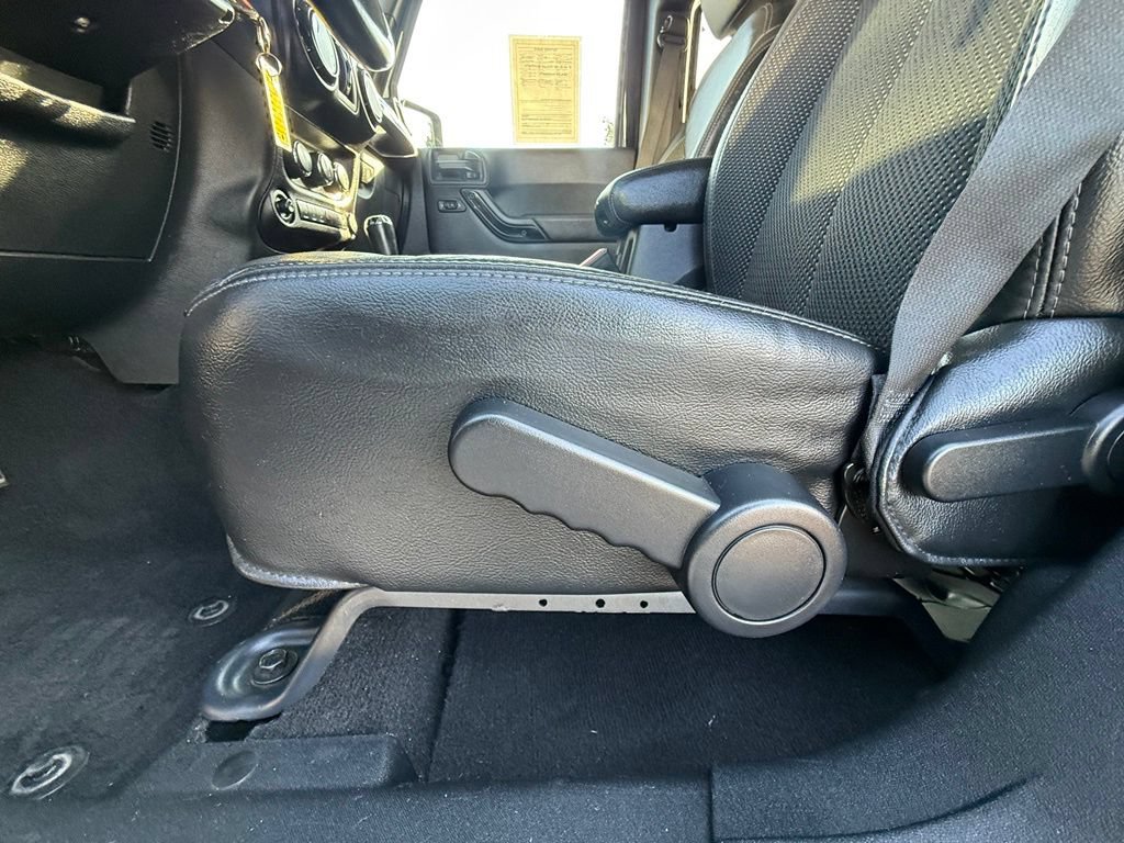 Used 2016 Jeep Wrangler Unlimited Sahara AWD/4WD image 32