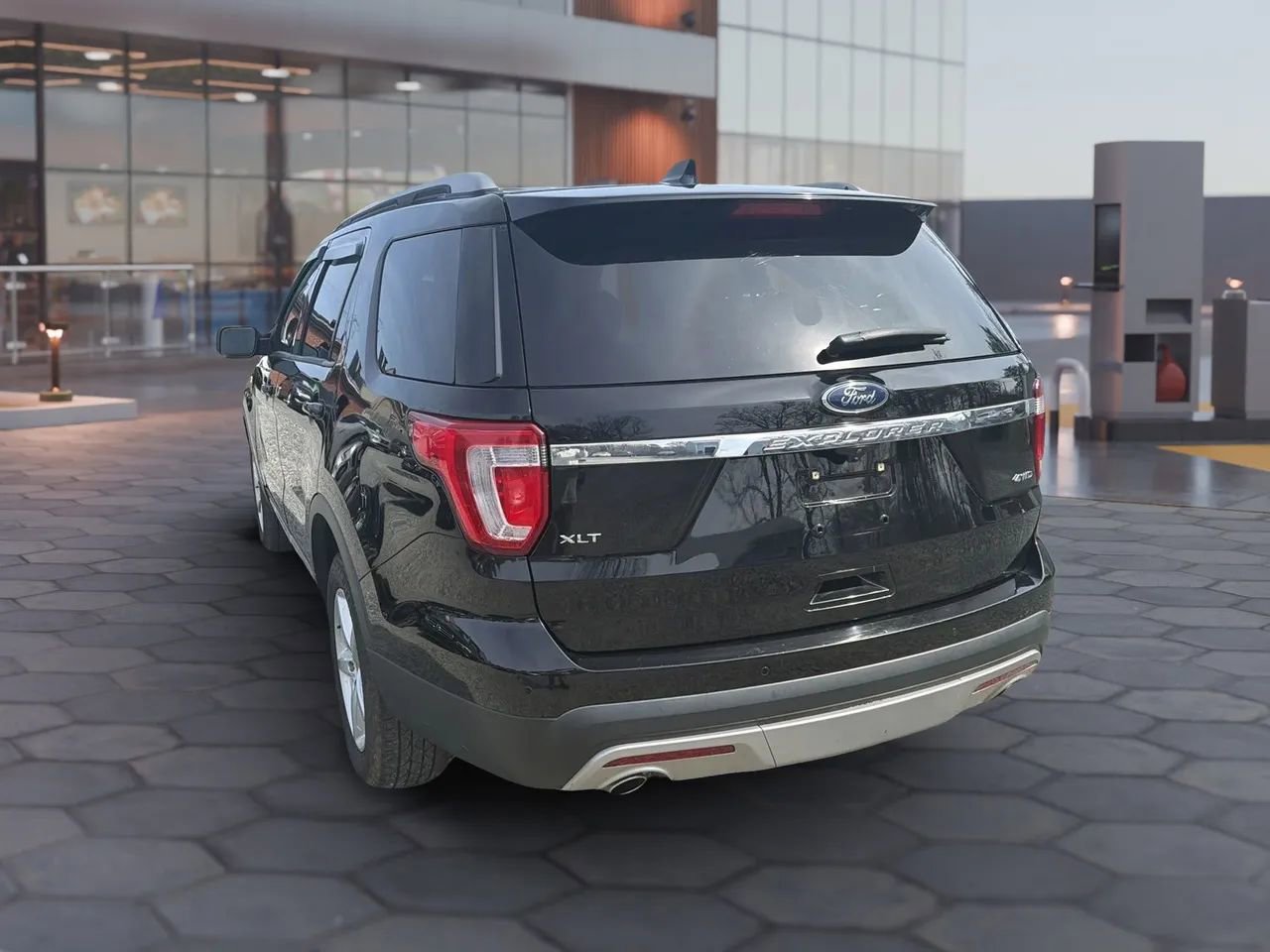 Used 2017 Ford Explorer XLT w/ Equipment Group 202A image 7