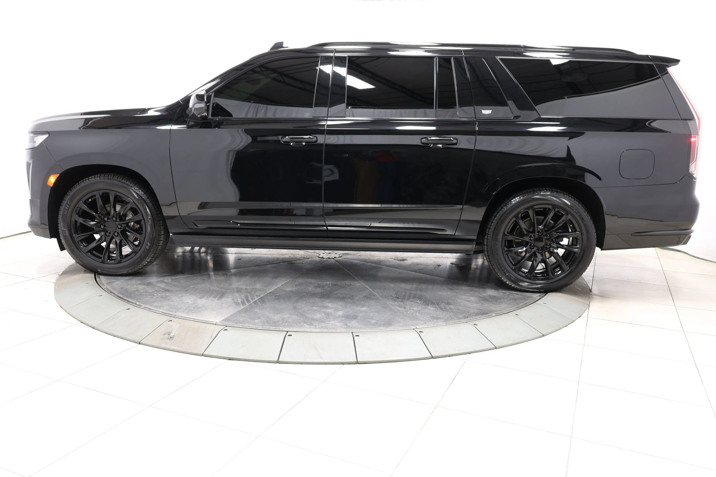Used 2023 Cadillac Escalade ESV Sport w/ LPO, ONYX Package AWD/4WD image 9
