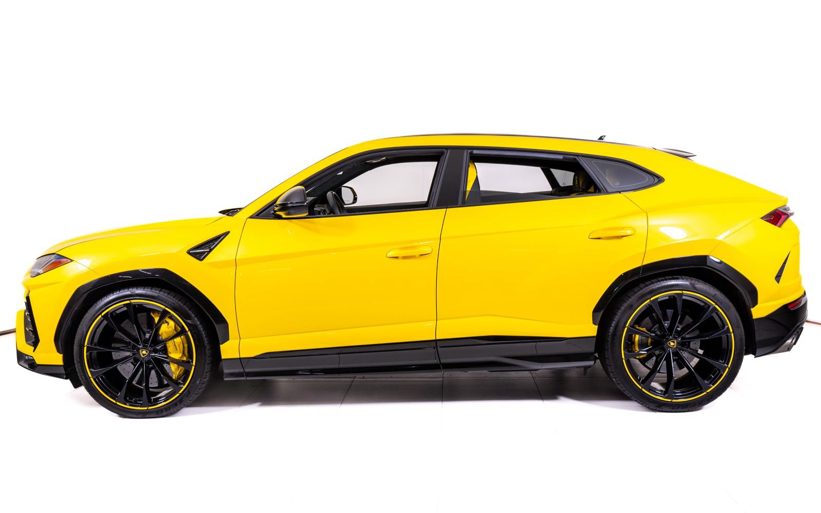 Used 2021 Lamborghini Urus AWD/4WD image 2
