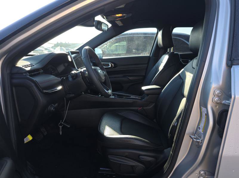 Used 2025 Jeep Compass Trailhawk image 4