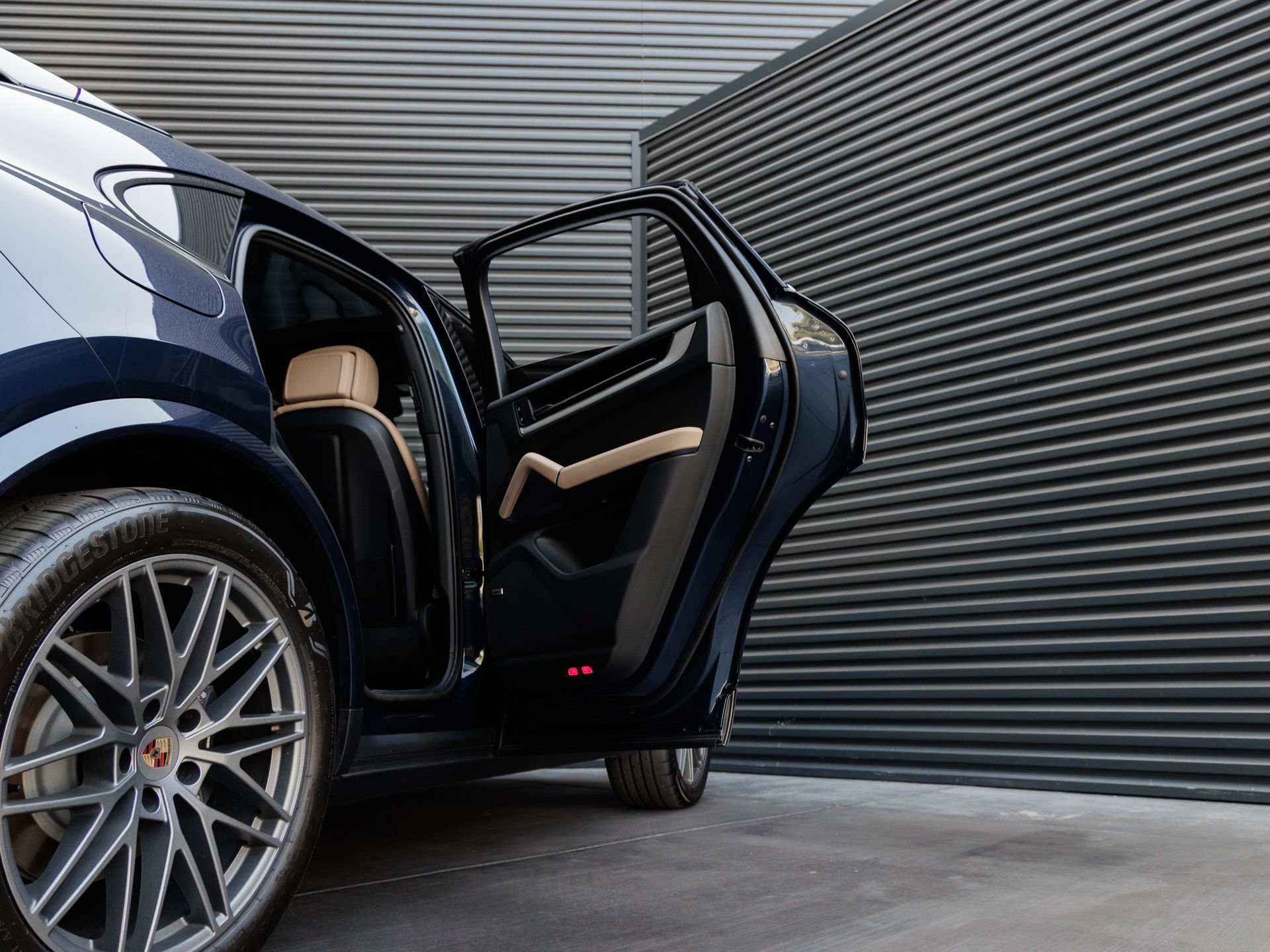 Certified 2025 Porsche Cayenne E-Hybrid Coupe AWD/4WD image 34