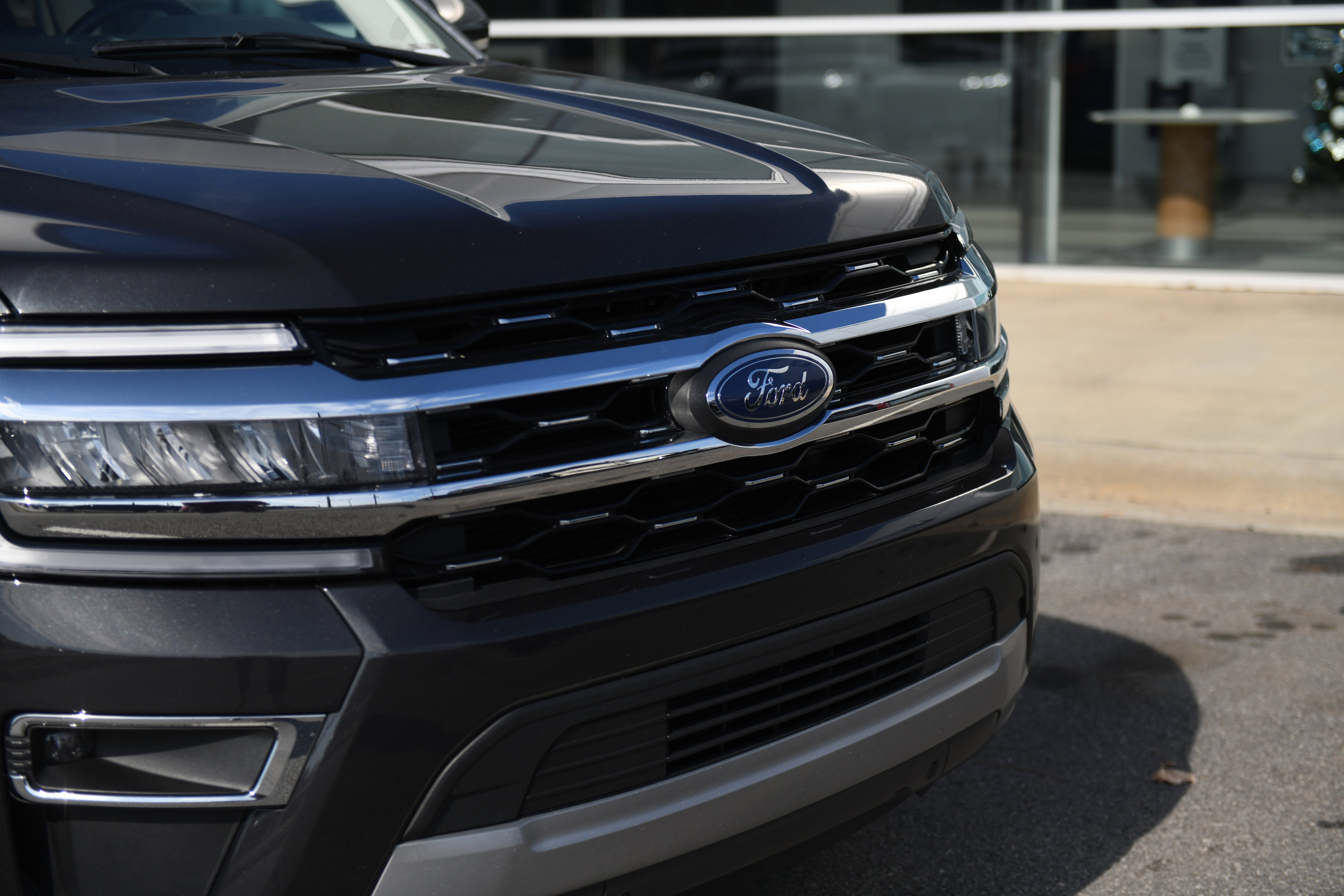 Used 2024 Ford Expedition Limited image 4