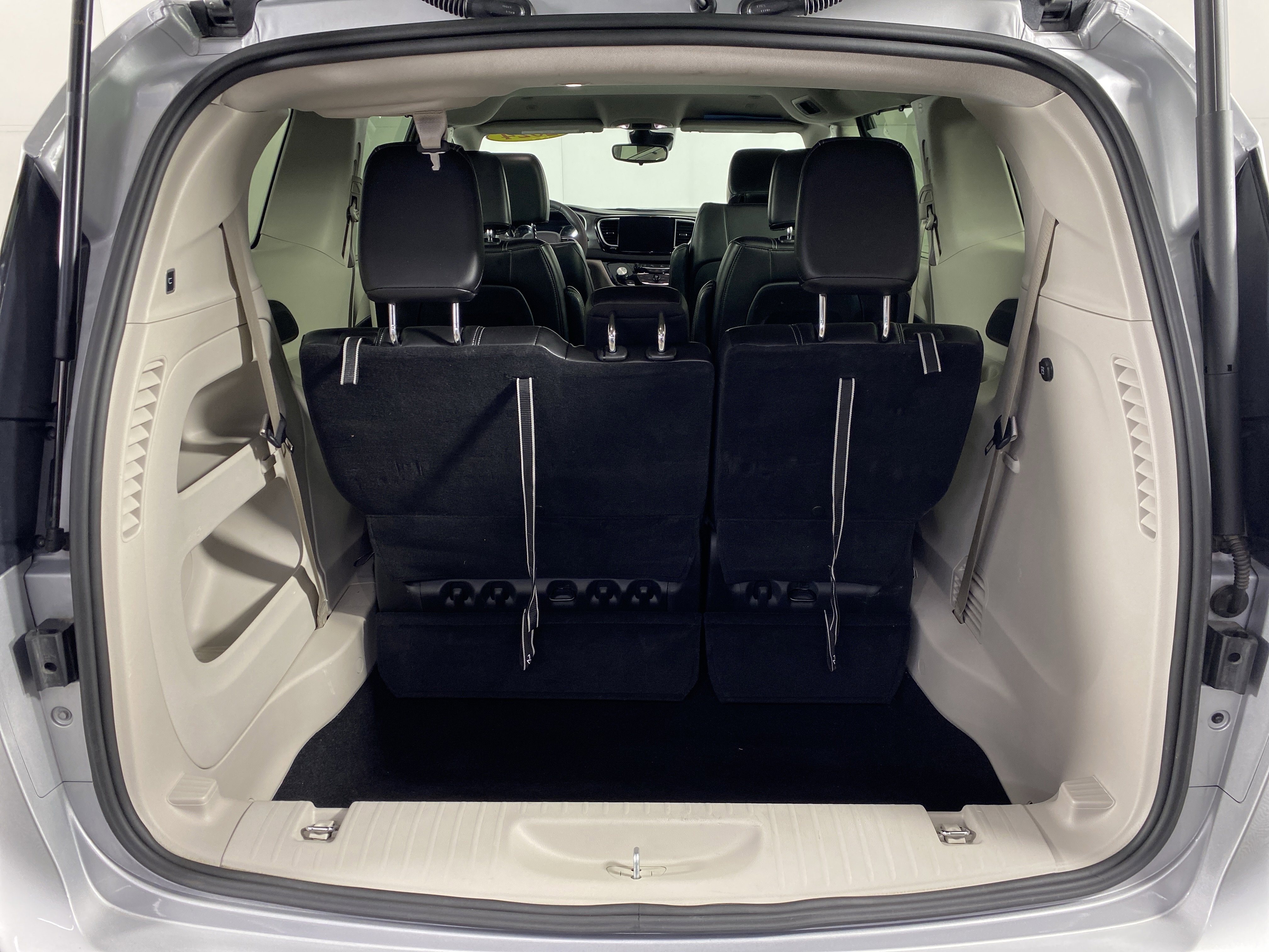 Used 2024 Chrysler Pacifica Touring-L image 34