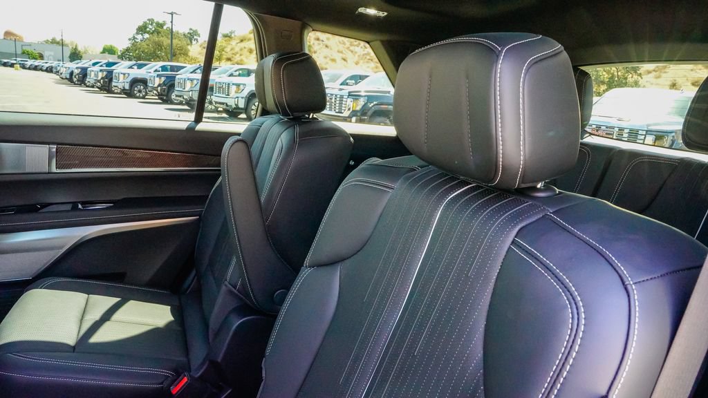 New 2027 Cadillac Vistiq Sport w/ LPO, Floor Liner Package AWD/4WD image 10