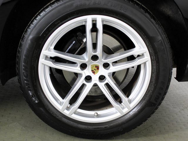 Certified 2023 Porsche Macan image 12