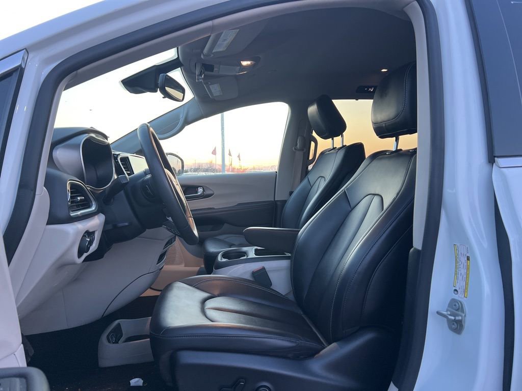 Used 2024 Chrysler Pacifica Touring-L image 11