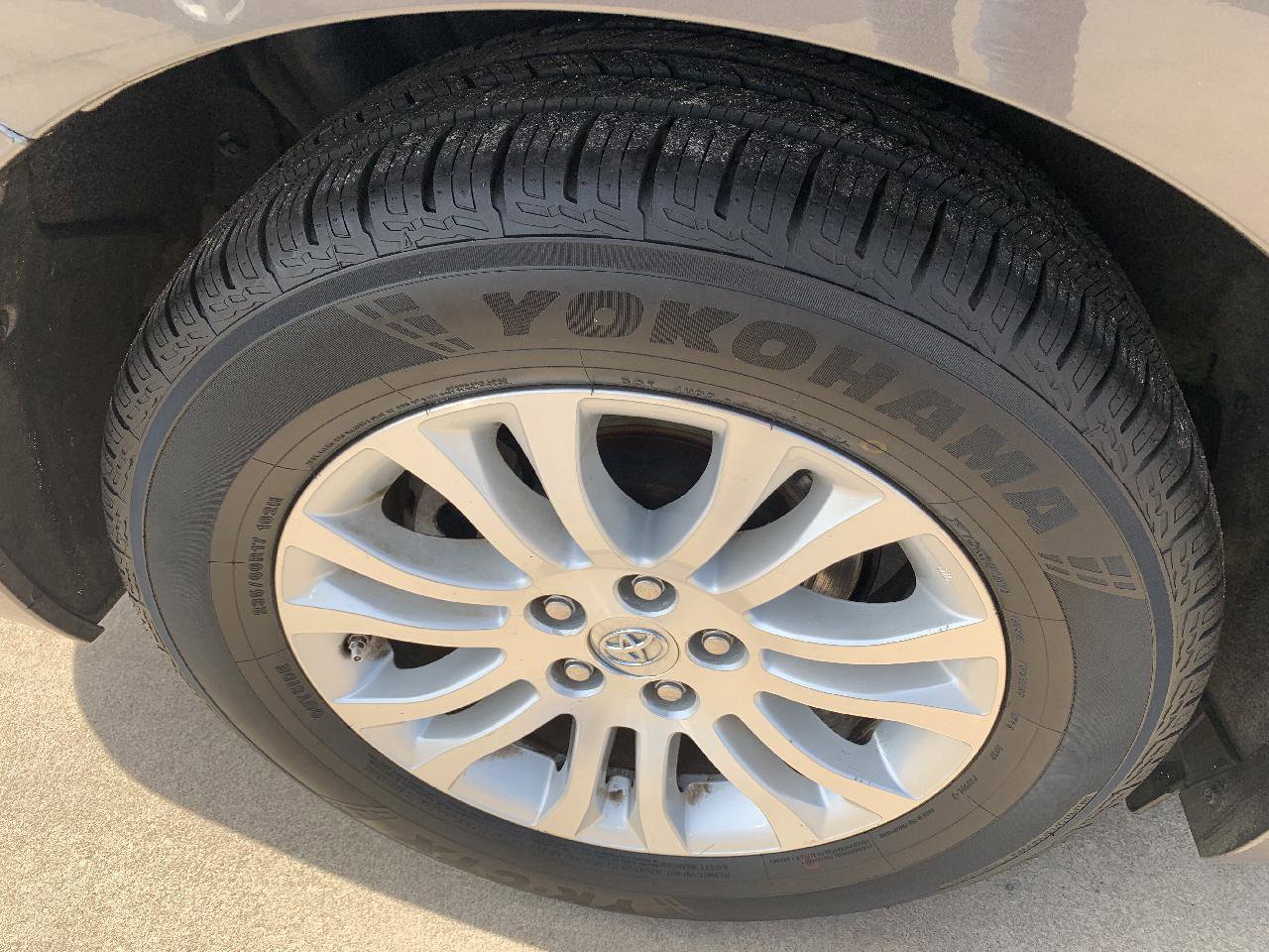 Used 2014 Toyota Sienna XLE image 32