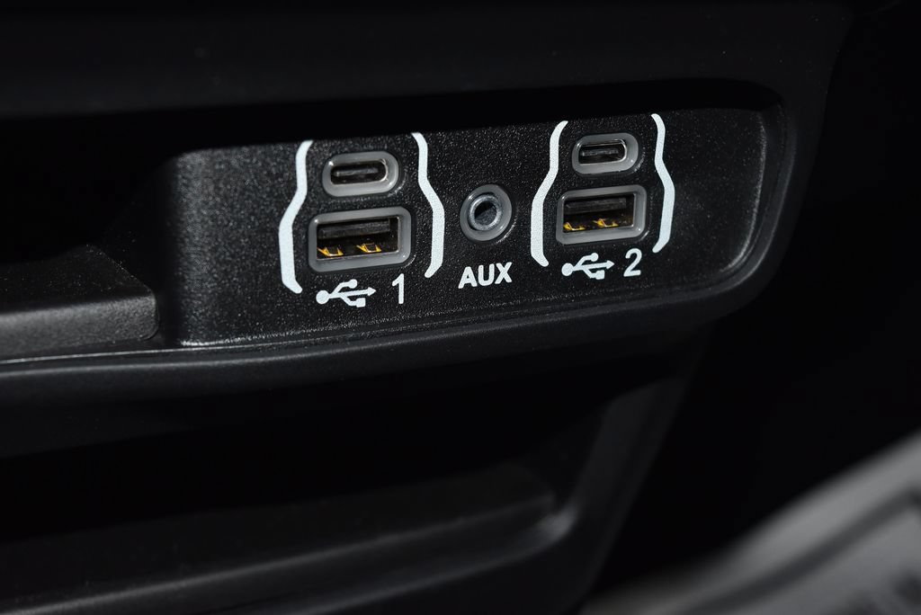 Used 2025 Chrysler Voyager LX FWD image 14