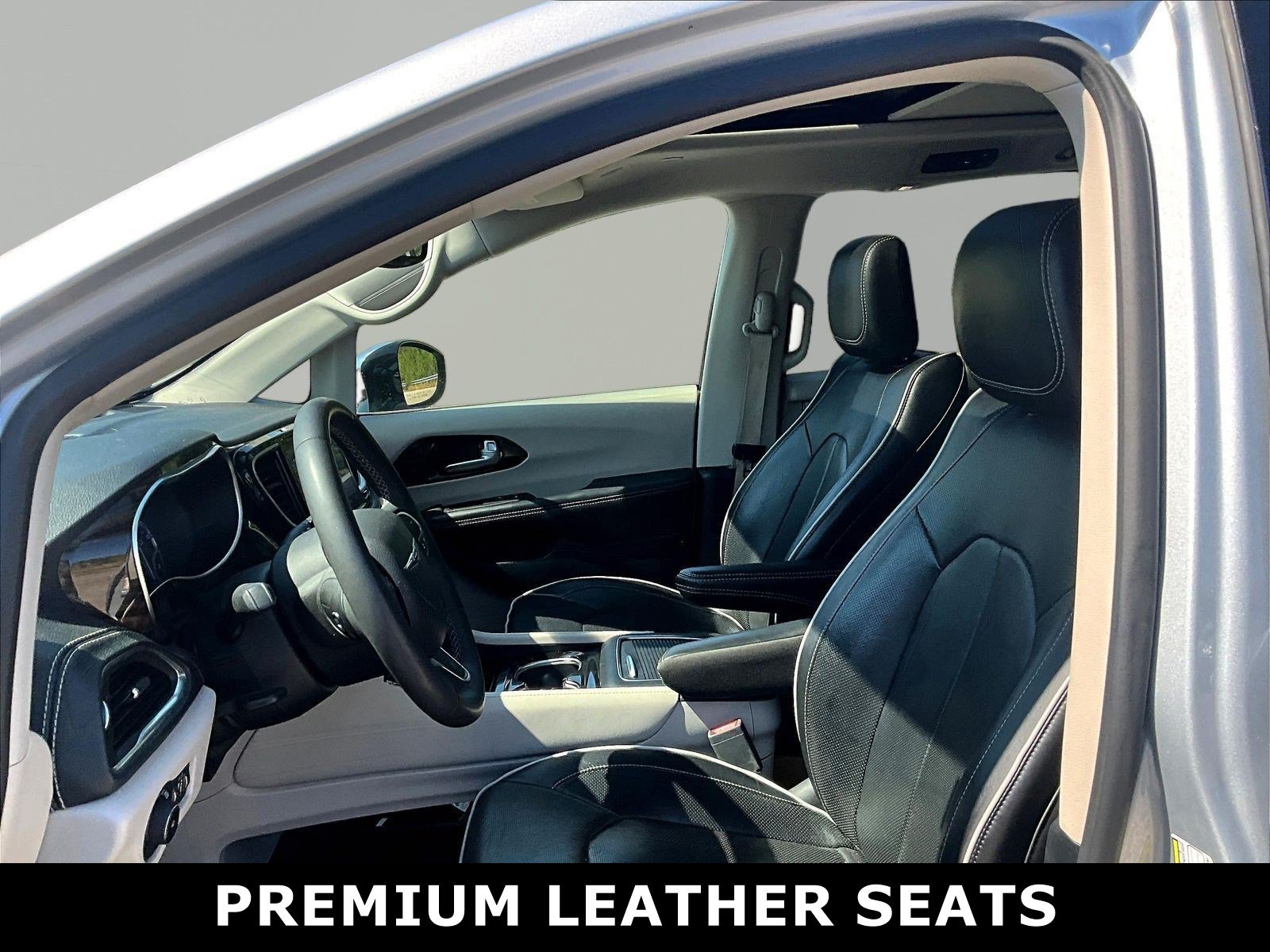Used 2023 Chrysler Pacifica Limited FWD image 2