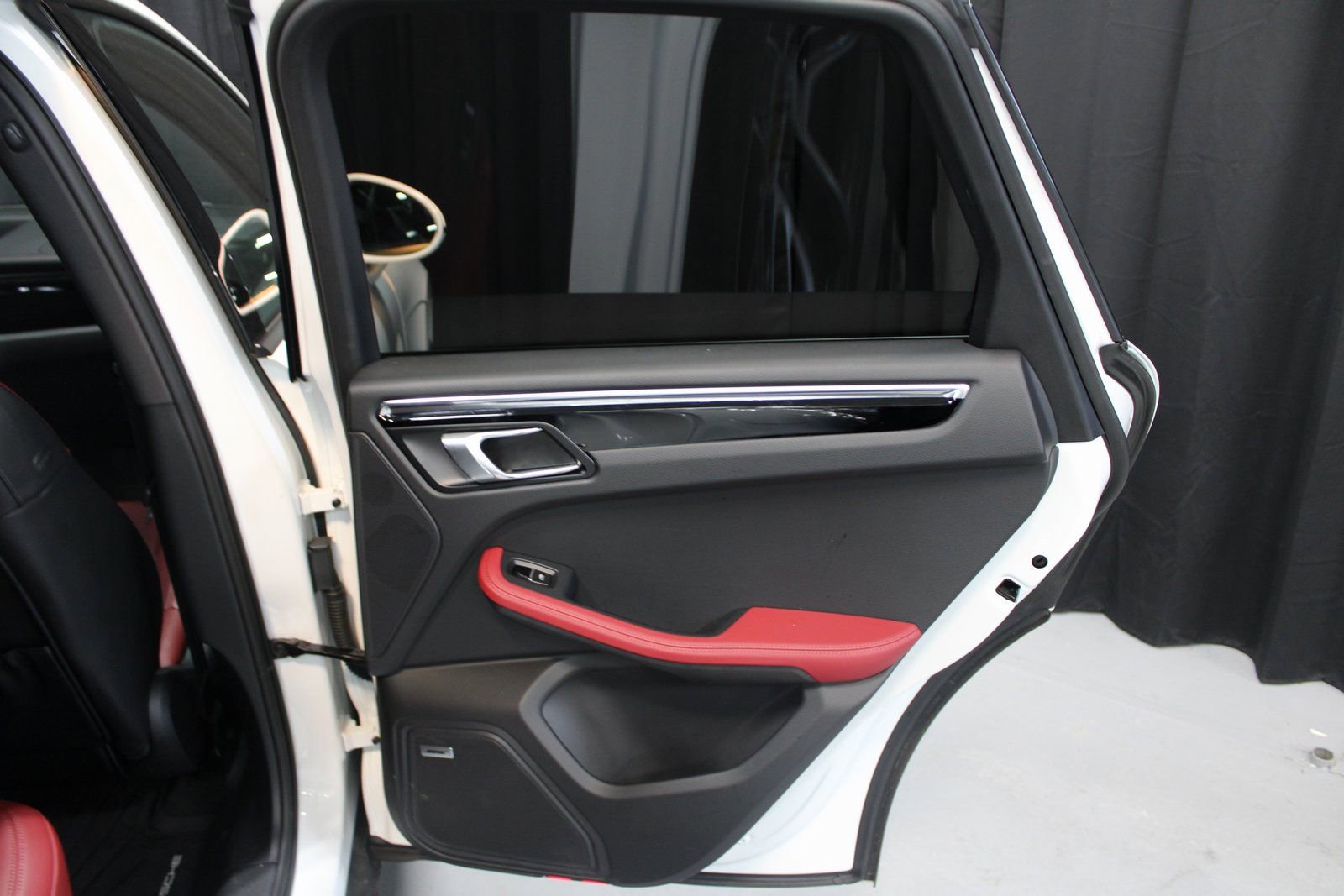 Certified 2025 Porsche Macan image 23